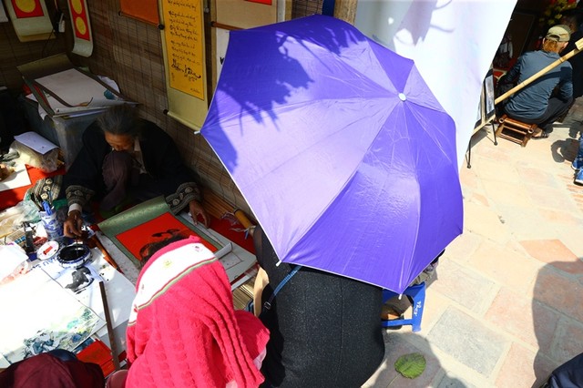 Người dân Thủ đô trẩy hội phố ông đồ xin chữ ngày mùng 1 Tết ảnh 11